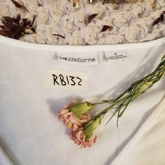 🌻🌺🌻LIZ CLAIBORNE WHITE TUNIC!! - Picture 4 of 5